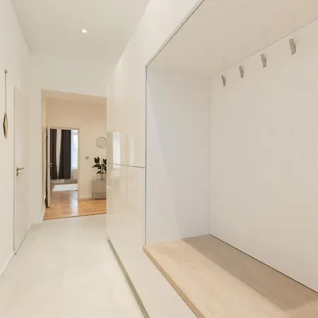 Space And Style In The Heart Of W 2br&2bt Budapest